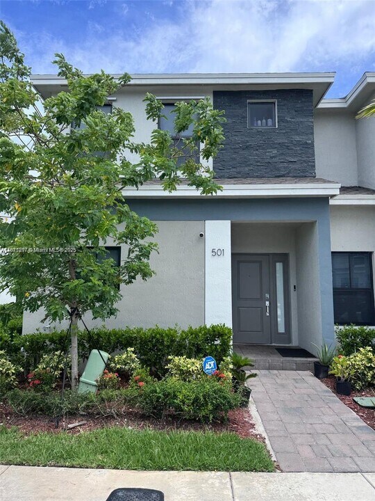 501 NE 1st St in Florida City, FL - Building Photo