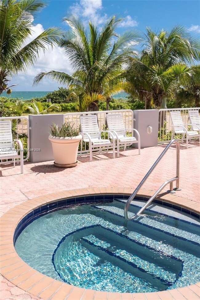 9341 Collins Ave, Unit 303 in Surfside, FL - Foto de edificio - Building Photo