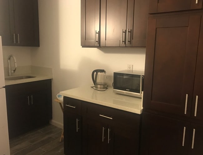 2421 Ala Wai Blvd, Unit 4A in Honolulu, HI - Building Photo - Building Photo
