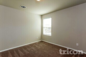 1932 Bluethroat in New Braunfels, TX - Foto de edificio - Building Photo