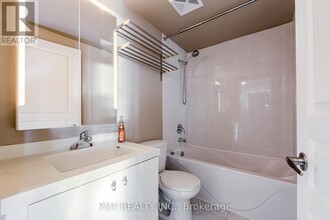 2240-2240 Lake Shore Blvd W in Toronto, ON - Building Photo - Building Photo