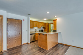 Foxcroft Apartments in New Berlin, WI - Building Photo - Interior Photo