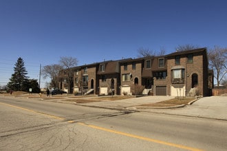 Olde Towne Place in Thornhill, ON - Building Photo - Building Photo