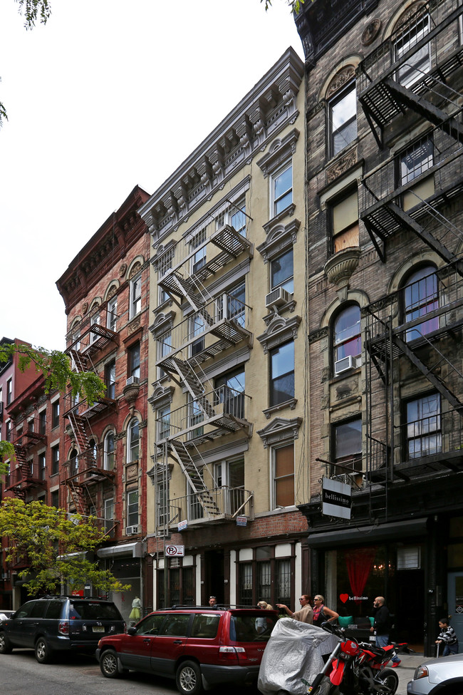 221 Mott St in New York, NY - Foto de edificio - Building Photo