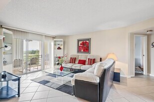 3951 Via Poinciana in Greenacres, FL - Building Photo