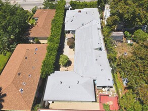 2448 N Beachwood Dr in Los Angeles, CA - Building Photo - Building Photo