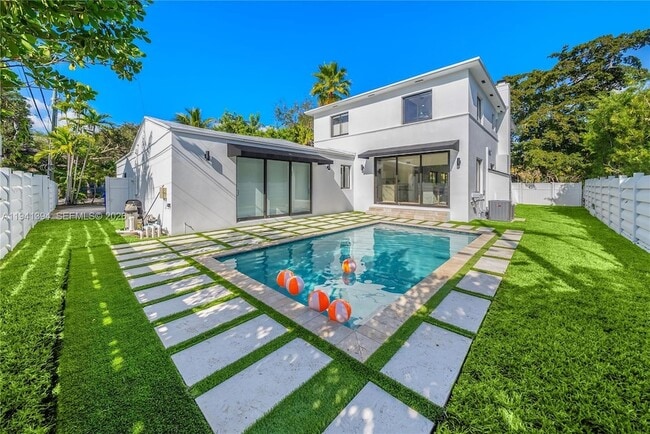 600 NE 57th St in Miami, FL - Foto de edificio - Building Photo