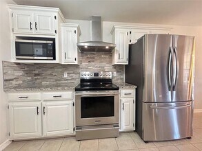 1381 E Amber Dr in Fayetteville, AR - Building Photo - Building Photo