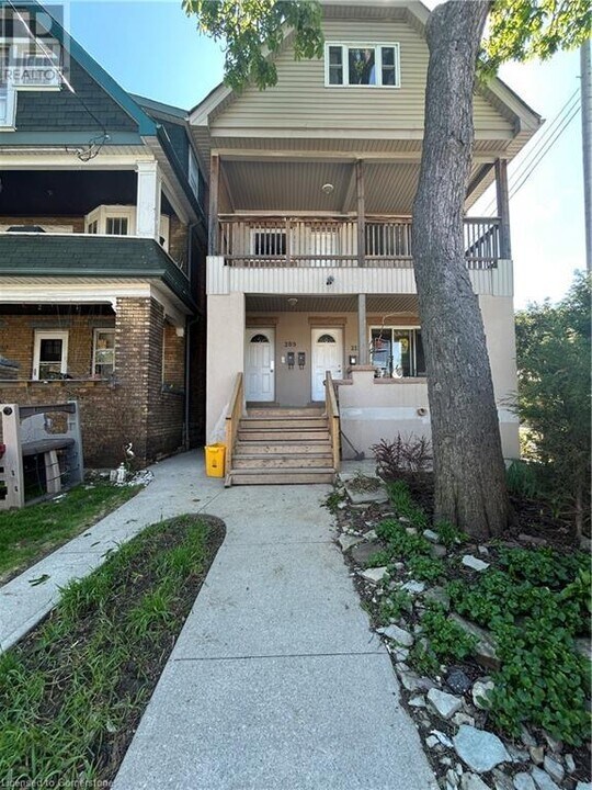 209 Balsam Ave S in Hamilton, ON - Building Photo