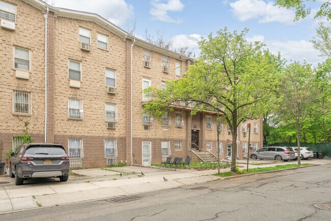 860 E 16th St in Brooklyn, NY - Building Photo - Building Photo