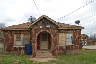 2711 W Walker St in Denison, TX - Building Photo