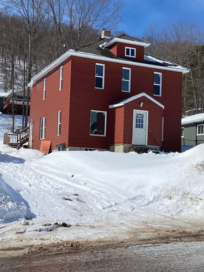 819 W Superior St Rentals in Munising, MI