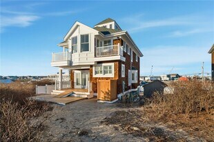 246 Sand Hill Cove Rd in Narragansett, RI - Building Photo