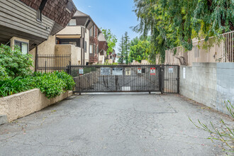 Parkwood in Van Nuys, CA - Building Photo - Building Photo