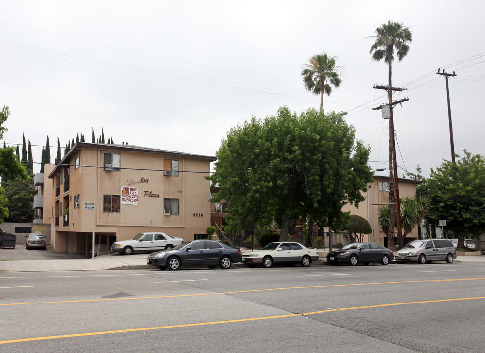 Woodley Plaza in Van Nuys, CA - Foto de edificio