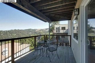 6415 Snake Rd in Oakland, CA - Foto de edificio - Other
