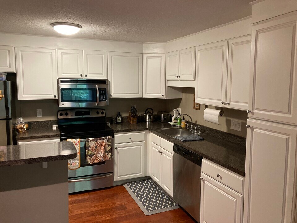 21 Pine St in Canton, MA - Building Photo
