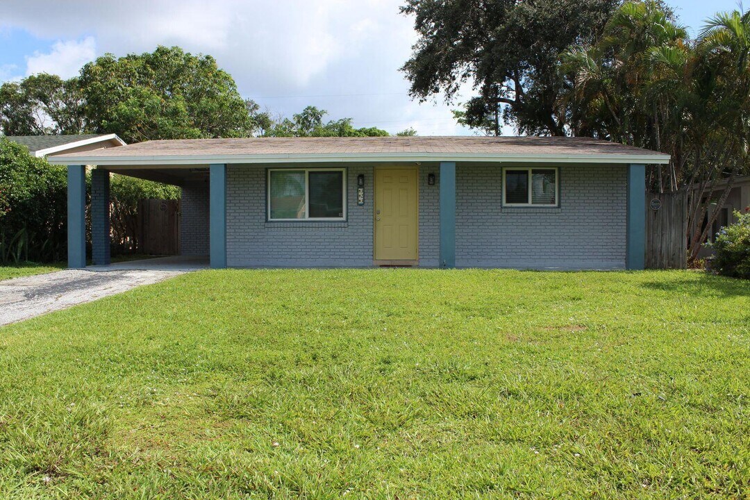 323 W Palm St in Lantana, FL - Foto de edificio