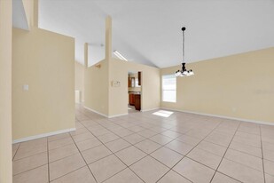 142 Pinewood Dr, Unit 201 in Davenport, FL - Building Photo - Building Photo