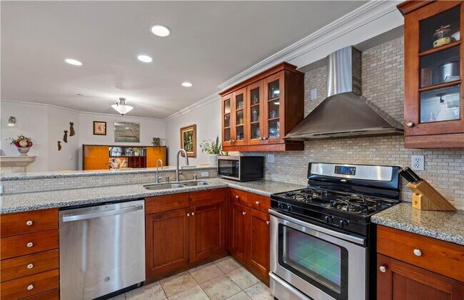 6221 Monterey Rd-Unit -Apt 205 in Los Angeles, CA - Building Photo - Building Photo