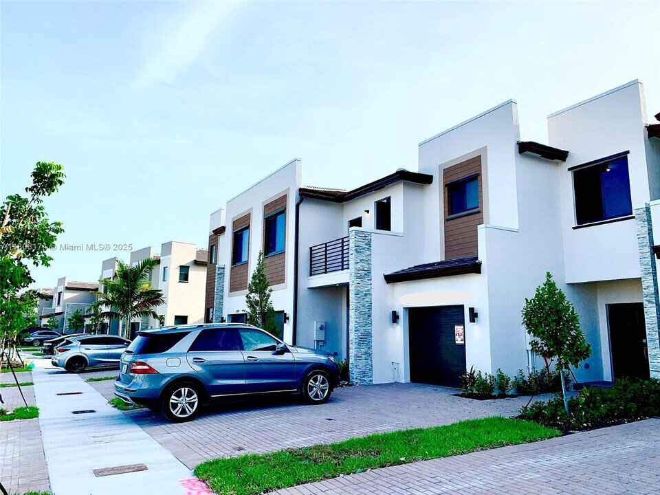 752 NE 208th Ln in North Miami Beach, FL - Building Photo