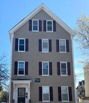 221 Spruce St in Manchester, NH - Building Photo