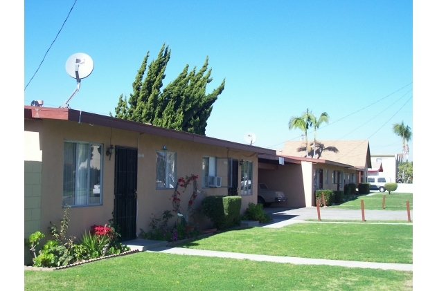 10063 Flora Vista St in Bellflower, CA - Foto de edificio - Building Photo