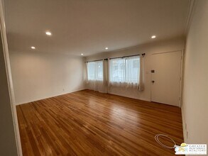 1057 1/2 S Genesee Ave in Los Angeles, CA - Building Photo - Building Photo
