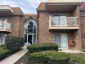 2426 N Kennicott Dr in Arlington Heights, IL - Building Photo