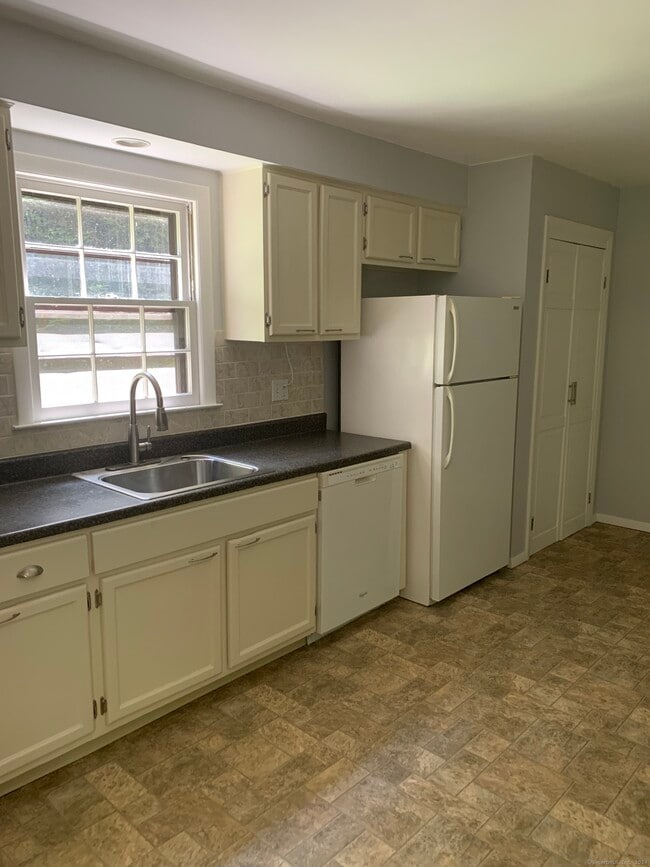 12 Church Rd in Southbury, CT - Building Photo - Building Photo