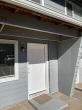 1805 NE Hillaire Ct, Unit A in Hillsboro, OR - Foto de edificio - Building Photo