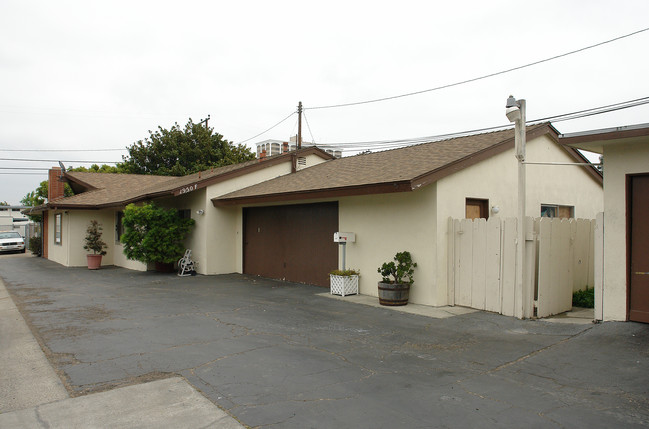 1950 Wallace Ave in Costa Mesa, CA - Building Photo - Building Photo