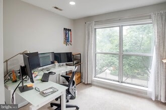 10303 Appalachian Cir-Unit -9-304 in Oakton, VA - Building Photo - Building Photo