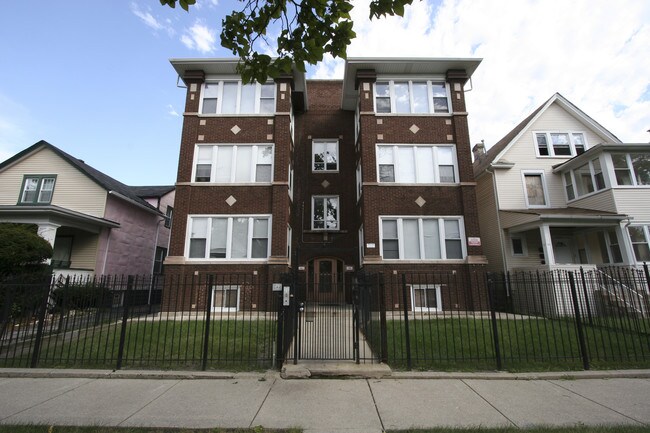 5808-5810 W Erie St in Chicago, IL - Foto de edificio - Building Photo