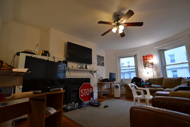 11 Saint Lukes Rd, Unit 1 in Boston, MA - Foto de edificio - Building Photo