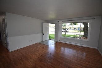 3102 SE Pine St in Albany, OR - Building Photo - Building Photo