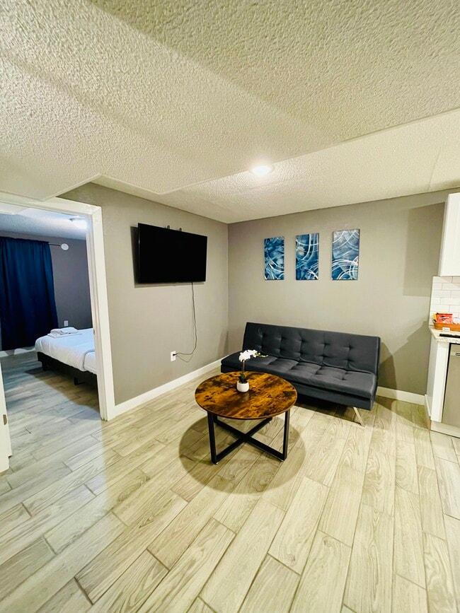 6980 Ruth Way, Unit Fully Furnished 2-Bedroom in Denver, CO - Foto de edificio - Building Photo