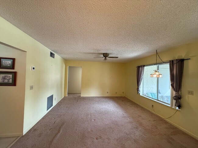 131 Lake Pine Cir in Greenacres, FL - Building Photo - Building Photo