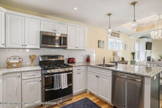 369 W 8th St in Ship Bottom, NJ - Foto de edificio - Building Photo