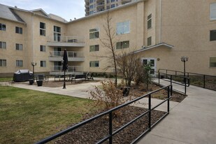 10331-106 106 St in Edmonton, AB - Building Photo