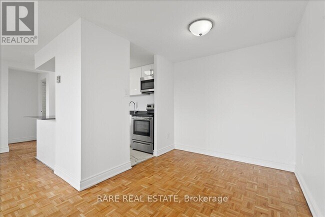 7555 Goreway Dr in Mississauga, ON - Building Photo - Building Photo