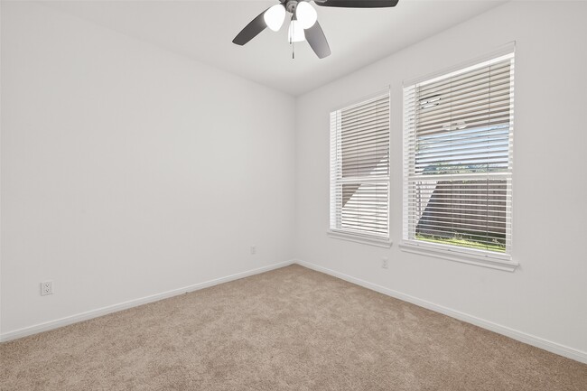 10949 Cannes Memorial Dr in Houston, TX - Building Photo - Building Photo