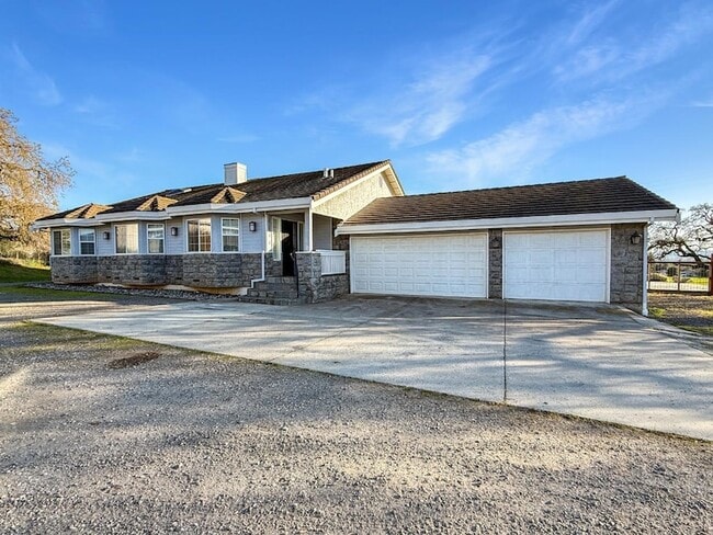 2800 Roop Rd in Gilroy, CA - Foto de edificio - Building Photo