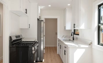 5166 S Manhattan Pl, Unit 2 in Los Angeles, CA - Building Photo - Building Photo