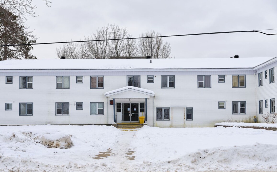 Maple Lodge in Deep River, ON - Building Photo