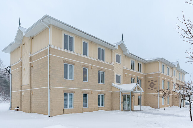 465 De Saint-Romuald St in Lévis, QC - Building Photo - Building Photo