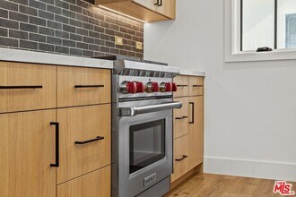 14535 Killion St, Unit 204 in Los Angeles, CA - Foto de edificio - Building Photo