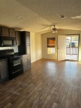 1001 Co Rd 773 in Devine, TX - Foto de edificio - Building Photo