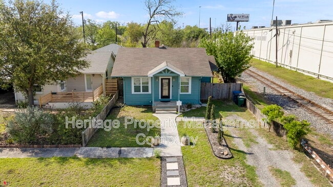 1214 W Summit Ave. in San Antonio, TX - Foto de edificio - Building Photo