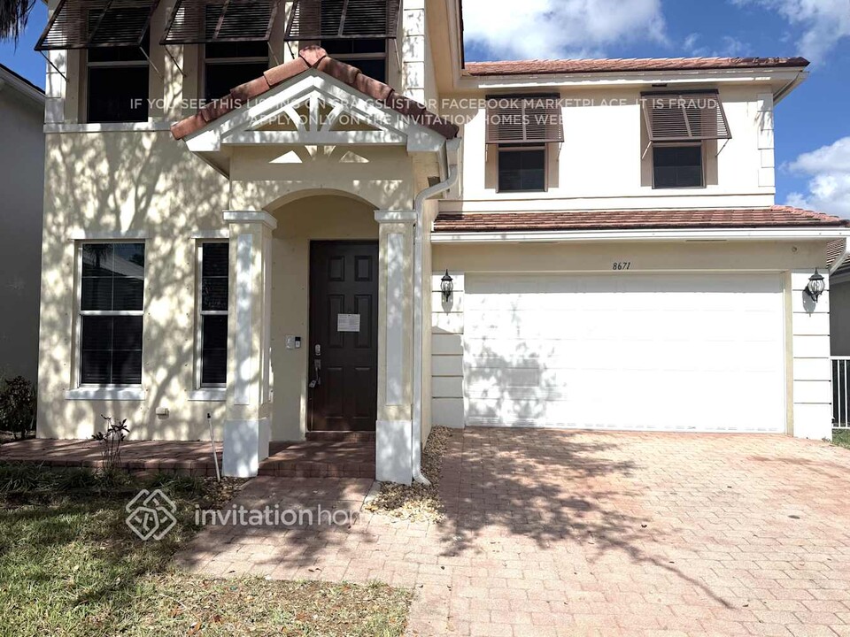 8671 Tally Ho Ln in Royal Palm Beach, FL - Building Photo